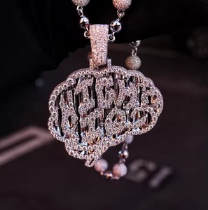 จี้เพชรแบบ Iced Out สไตล์ฮิปฮอปสำหรับผู้ชาย ทอง 18K ออกแบบโลโก้ได้ตามต้องการ ได้รับการรับรองจาก IGI เพชรทรงกลมเจียระไนแบบ Brilliant Cut ผลิตในห้องปฏิบัติการ - Product Image 1
