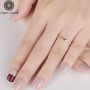 Anillo de Compromiso de Plata Chapado en Oro de 18K para Mujer, con Moissanita, Diseño Clásico Trenzado, Engaste de Garras, de Charm Jewells - Product Image 1