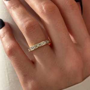 แหวนเพชรทรงเหลี่ยมมรกต 2.5 กะรัต เพาะเลี้ยงในห้องปฏิบัติการ แบบ Eternity Ring ตัวเรือนทองคำขาว 14k ประดับเพชรทรงเหลี่ยมมรกตแบบ Eternity Band - Product Image 3