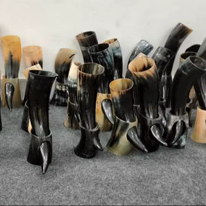 Cuernos duraderos, pulidos y aptos para uso alimentario, lacados, con soporte de cuero y base para cuernos, para cerveza, café y bebidas. - Product Image 1