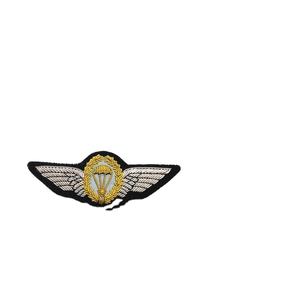 Badge de blazer de luxe en tissu feutre brodé à la main avec fil métallique pour uniformes, mode et usage cérémonial - Product Image 3