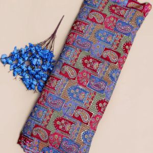 Tissu en soie crêpe imprimé avec motifs arche ottomane et mosaïque cachemire sur fond bleu indigo - Product Image 1
