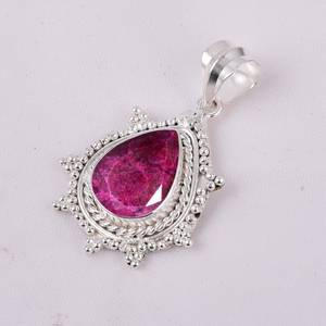 Colgante de Berilo Rojo en Plata de Ley Chapada en Platino, Corte Lágrima, Certificado IGI, Joyería Minimalista con Piedras Preciosas, Hecho a Mano, Elegante - Product Image 6