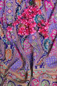 ผ้าพิมพ์ลายเรขาคณิตสีม่วงราชวงศ์พร้อมขอบหนาสำหรับตัดเย็บชุดคุर्ติ ผ้าสำหรับชุดพื้นเมือง - Product Image 4