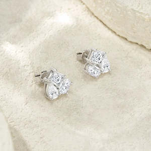 Pendientes de tuerca unisex de oro blanco de 14K con diamantes cultivados en laboratorio, corte en forma de cometa y pera, multiforma, claridad VVS1 - Product Image 1