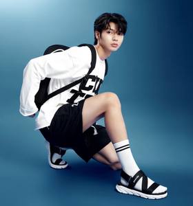 รองเท้าแตะแบบสปอร์ต สีดำล้วน สวมใส่สบาย สายรัดส้นแบบถอดได้ ปิดด้วยแถบตีนตุ๊กแก น้ำหนักเบา - Product Image 4