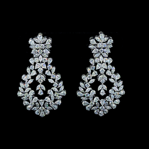 Boucles d'oreilles chandelier en diamant taille marquise et poire motif feuille – Bijoux de luxe en diamant pour femme - Product Image 1