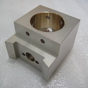 Carcasa/bloque de montaje mecanizado con precisión por CNC utilizado para sujetar una buje de rodamiento - Product Image 1