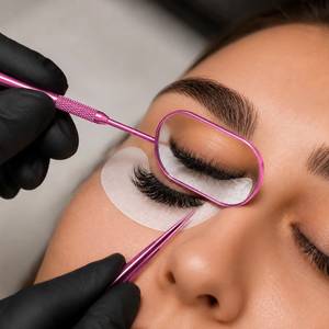 Miroir de maquillage ovale rose avec poignée texturée pour une application précise - Product Image 5