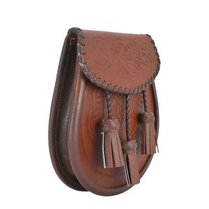 Bolso Sporran de Cuero Marrón Hecho a Mano - Nudo Celta Grabado, Borlas, Bolsa Rústica para Atuendo Highland - Product Image 3
