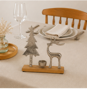 Portavelas de metal plateado hecho a mano con forma de reno y árbol de Navidad, con base de madera natural para centros de mesa navideños. - Product Image 4
