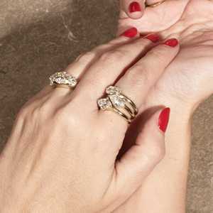 Anillos de compromiso de diamantes cultivados en laboratorio, corte cruzado, 2 quilates, engaste de garra tipo brújula, oro de 14K, banda abovedada redondeada de 2.4 mm, venta al por mayor B2B - Product Image 2