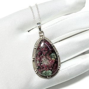Collar con Colgante de Eudialita Natural, Plata de Ley 925, Hecho a Mano, Piedra Roja y Verde, Regalo para Ella, Joyería de Plata KGN - Product Image 5