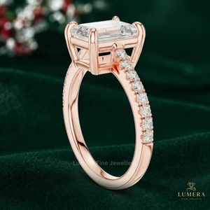 Anillo de aniversario con diamante esmeralda brillante cultivado en laboratorio, anillo solitario con engaste de cuatro puntas y micro pavé de galería abierta para regalo - Product Image 3
