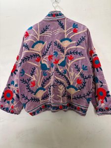 Chaqueta Bomber Bordada a Mano en Terciopelo Lavanda para Unisex, Otoño/Invierno, Estilo Vintage Boho, con Bordado Floral Suzani en Hilo de Algodón - Product Image 3