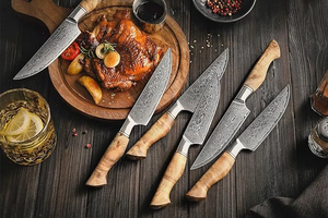 Ensemble de couteaux à steak de chef faits à la main en acier damas carbone avec manches en bois de frêne et étui en cuir - Product Image 4