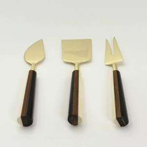 Un lujoso y elegante juego de cuchillos para queso de metal que ofrece un servicio profesional de queso en tu hogar. - Product Image 5