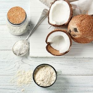 Flocons et poudre de noix de coco blanche déshydratée de haute qualité |   Morceaux fins de noix de coco pour la pâtisserie et la fabrication alimentaire - Product Image 1