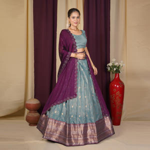 Lehenga Choli de Seda Banarasi con Motivos Tejidos Ricos, Borde Tradicional Ancho, Blusa Elegante y Dupatta Sofisticada - Product Image 1