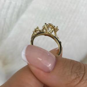 Anillo Solitario de Diamante Redondo con Corte Brillante y Diamantes Laterales Marquise, Oro Amarillo de 14K, Anillo de Compromiso con Diseño de Hoja Inspirado en la Naturaleza - Product Image 2