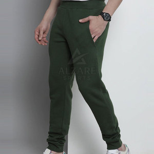 Pantalones deportivos de corte relajado y tela de primera calidad con estilo fácil de poner y cintura cómoda. - Product Image 3