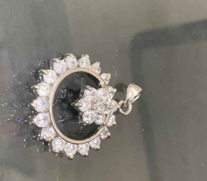 สีขาวและสีเงิน