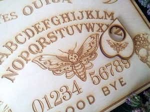 Tavola da 12 pollici Ouija con la testa della morte falena e luna dal legno gotico o decorazione strega spirito gioco occulto pratica regalo di Halloween - Product Image 4