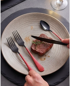 Ensemble de couverts en acier inoxydable finition noir mat avec manche rouge pour la salle à manger, la cuisine, les fêtes, les cadeaux et l'usage quotidien - Product Image 6