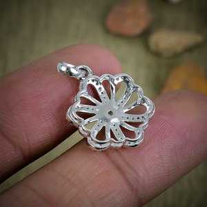 จี้รูปดอกไม้ซิทรินวินเทจสุดหรูจาก NIKHIL GEMS เงินแท้ 925 งานแฮนด์เมด เครื่องประดับอัญมณี ของขวัญสำหรับงานหมั้น ของขวัญจากผู้จัดจัดงานแต่งงาน - Product Image 4