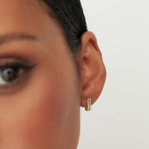 Hermosos pendientes de aro tipo huggie de plata de ley chapada en oro de 14k con moissanita y pavé de oro de 14k, diseño de onda, minimalistas para mujer. - Product Image 1