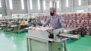 Gants de travail respirants anti-impact en polyester/nylon enduits NBR du Vietnam, poignet tricoté élastique, micro-adhérence sableuse pour la construction - Product Image 6