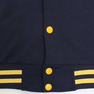 Chaqueta Varsity Personalizada de Lana para Hombre con Mangas de Cuero Genuino, Color Negro, Logos Bordados Personalizados, Estilo Deportivo - Product Image 5