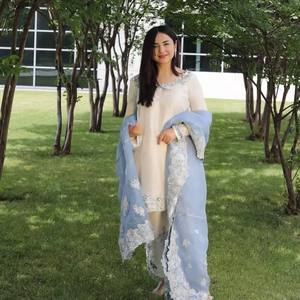 Ensemble de robe de mariée indienne et pakistanaise traditionnelle en soie blanche pour femme, longueur ras du sol, avec dupatta brodé, coupe classique, toutes saisons - Product Image 2