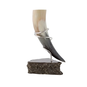 Jarra de cuerno estilo vikingo hecha a mano, taza de cuerno natural para cerveza, vino, hidromiel con soporte de madera. - Product Image 2