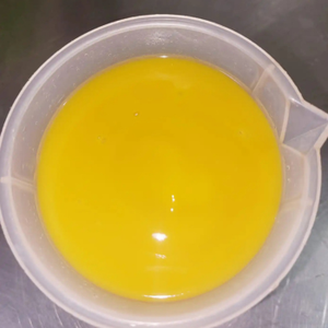 Pulpe de mangue jaune doré, idéale pour les garnitures, les sauces et les accompagnements de boulangerie, à la texture lisse et au goût naturel. - Product Image 3