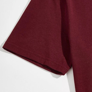 Conjunto de camiseta y pantalones cortos de cuello redondo color granate para hombre, de color sólido, informal, de punto, de algodón, para verano. - Product Image 4