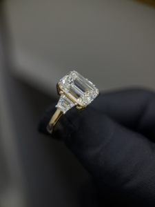 Anillo de Compromiso con Diamante Cultivado en Laboratorio, Corte Esmeralda de 4 Quilates, Oro Sólido de 14K, Anillo Solitario con Diamante Lateral de 1.60 Quilates para Mujer - Product Image 6