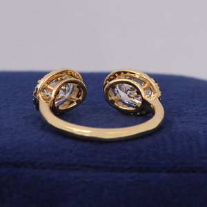 แหวนหมั้นเพชรทรงรี 2 กะรัต แบบโอวัลคัท ประดับเพชรรอบวงสองเม็ด ทองคำขาว 14k พร้อมใบรับรอง IGI - Product Image 4