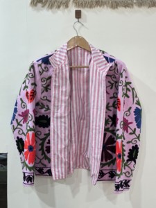 เสื้อโค้ทกำมะหยี่ปักลายดอกไม้สไตล์โบฮีเมียนรักษ์โลกสำหรับผู้หญิง สีชมพู ซับในลายทาง แขนยาว คอทรงโอ ไซส์พลัส สำหรับฤดูหนาว สวมใส่สบาย - Product Image 1