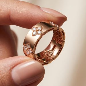 Bague large unisexe en or rose 14 carats avec diamant rond de laboratoire de style floral, idéale pour les fêtes et les propositions de mariage, cadeau pour votre partenaire - Product Image 3