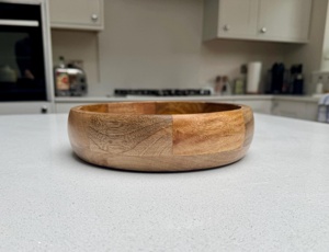 Bol de service rond en teck poli, éco-responsable, fait main, avec base sur piédestal, par Paradise Craft, pour la décoration de table à la maison - Product Image 5