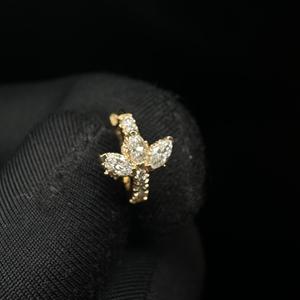 ต่างหูเพชรทรงกลม Serene Lotus ประดับเพชรแล็บโกรว์ ทอง 14K สำหรับเจาะกระดูกอ่อนหูและสวมใส่ในชีวิตประจำวัน - Product Image 3
