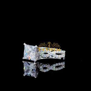 Anillo de Compromiso Tasnim para Mujer, Corte Princesa, Chapado en Oro de 18K, Moissanita VVS, Corte Pera, Engaste de Garras, Estilo Clásico, Banda de Diamantes - Product Image 2
