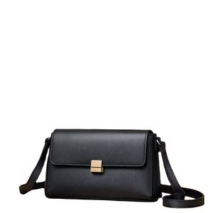 Bolso cruzado de piel sintética para mujer con solapa y cierre rectangular dorado - Product Image 1