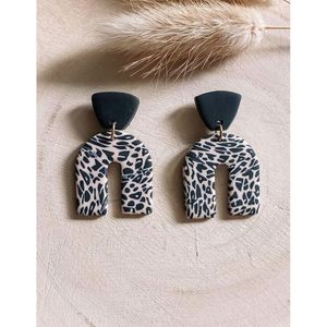 Boucles d'oreilles en résine de qualité supérieure, accessoires élégants en cristal pour les fêtes, les occasions décontractées et les occasions festives, fabriquées à la main pour une durabilité longue durée - Product Image 1