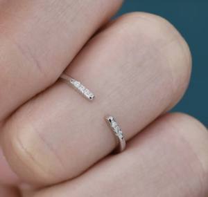 แหวนเปิดประดับเพชร CZ เงินแท้หรือทองคำ ปรับขนาดได้ สไตล์มินิมอล แหวนซ้อนเพชร CZ - Product Image 4