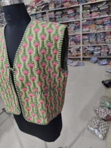 Chaleco de Algodón con Estampado Floral para Mujer, Cuello en V, Sin Mangas, con Lazos, Diseño de Bolsillos con Parches, Color Verde y Rosa, Temporada de Primavera, REGALO - Product Image 3