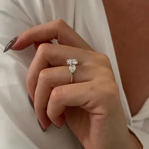 Bague de fiançailles en or blanc 18 carats avec diamant de laboratoire 2,5 carats E VVS2, trois pierres serties clos, design cathédrale, certifiée IGI - Product Image 5