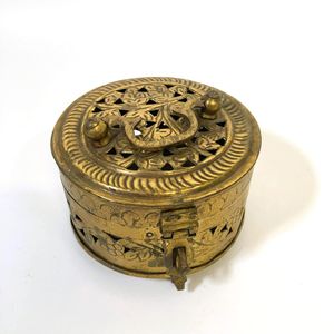 Elegante Scatola in Ottone per Noci di Betel con Intaglio Ornamentale e Chiusura Sicura per Servizio e Presentazione Reale - Product Image 5