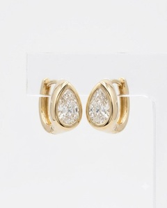 Pendientes de aro tipo huggie con bisel de diamante en forma de pera de 8.5x5.5 mm, de oro amarillo de 14K, con diamante de laboratorio solitario en forma de lágrima - Product Image 3